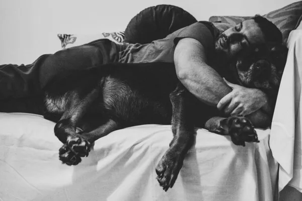 Hombre Durmiendo Con Perro Rottweiler — Foto de Stock
