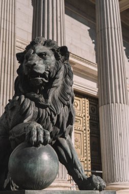 Bir aslan heykeli, bir Avrupa başkentinde büyük mimari değeri olan sembolik bir binanın girişinde.