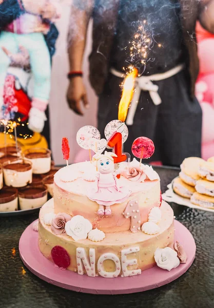 Tort Urodzinowy Dla Małej Dziewczynki — Zdjęcie stockowe