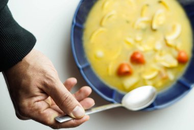 İstiridye ve karidesli deniz ürünleri çorbası.