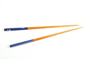 Suşi ve Asya yemeği yemek için yemek çubukları.