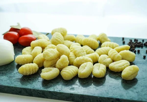 Mutfak Masasında Haşlanmaya Hazır Taze Gnocchi Var — Stok fotoğraf