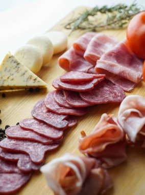 İber sosisi ve peynirlerinden oluşan taşralı bir masa.