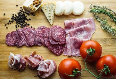 İber sosisi ve peynirlerinden oluşan taşralı bir masa.