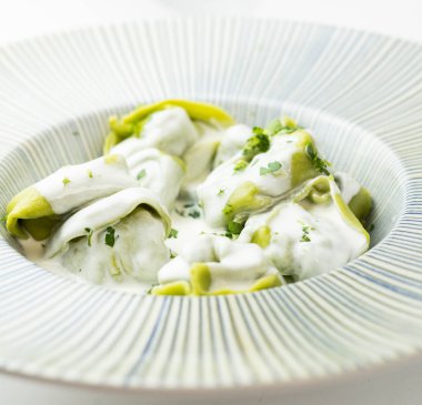 Beyaz krema soslu taze makarna.