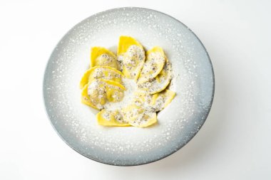 Beyaz krema soslu taze makarna.