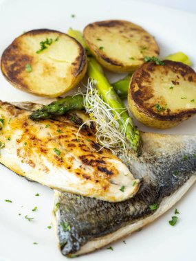 Patates ve sebzeli fırında balık fileto.