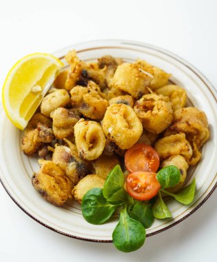 Tipik İspanyol porsiyon kızarmış kalamar.