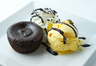 Muazzam çikolatalı, dondurmalı tatlı.