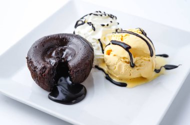 Muazzam çikolatalı, dondurmalı tatlı.