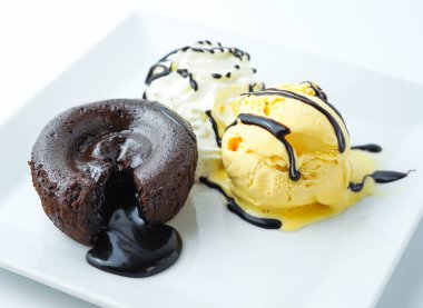 Muazzam çikolatalı, dondurmalı tatlı.