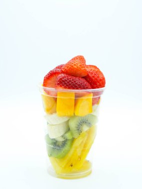 Birkaç parça kesilmiş meyveli plastik cam.