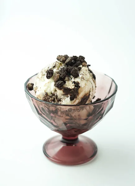 加块巧克力饼干的冰淇淋杯 — 图库照片