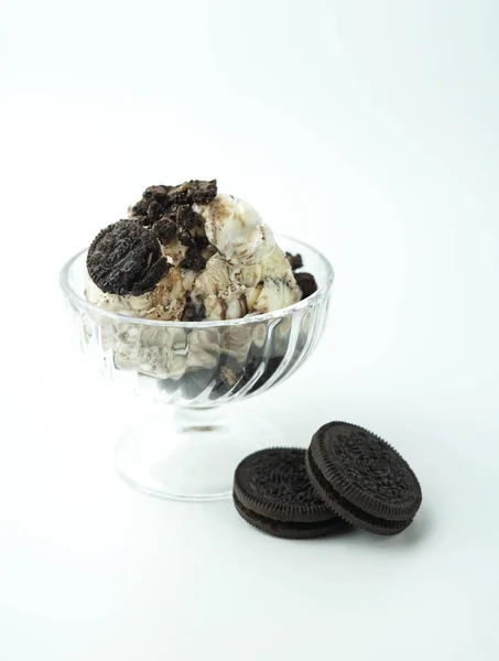 Egy Csésze Jégkrém Csokis Sütivel — Stock Fotó