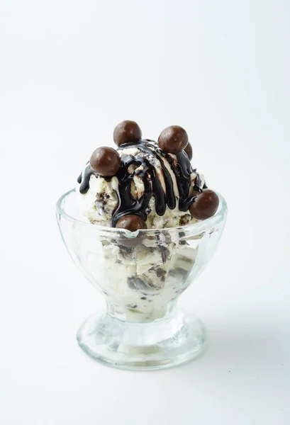 Copas Helado Con Bolas Chocolate Jarabe — Foto de Stock