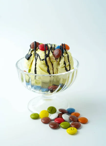 氷のクリームボールと色のペストルのカップ — ストック写真