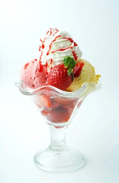 Coupe Avec Trois Boules Banane Crème Glacée Fraise — Photo