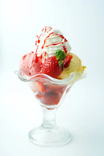 Coppa Con Tre Palline Banana Panna Gelato Alla Fragola — Foto Stock