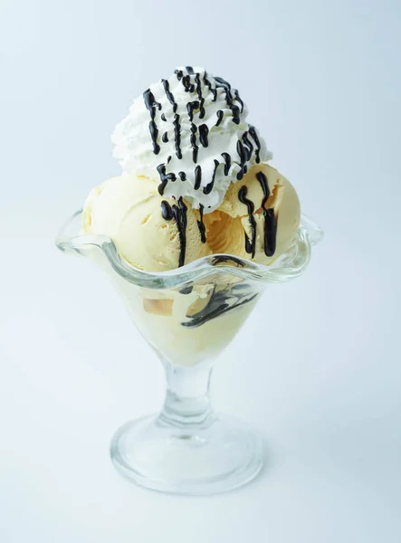 Egy Csésze Fagylalt Csokisziruppal — Stock Fotó