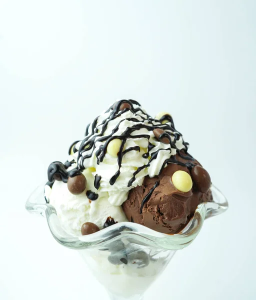 Copas Helado Con Bolas Chocolate Jarabe — Foto de Stock