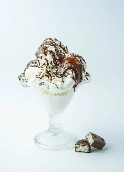 加巧克力糖浆的冰淇淋杯 — 图库照片