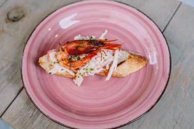 Yengeç ve sebzeli ekmek kanepesi.