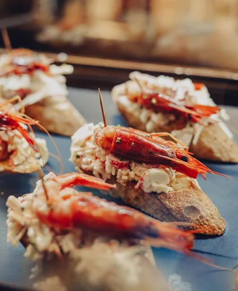 Diferentes Canapés Surtidos Pan Con Cangrejo Jamón Verduras — Foto de Stock