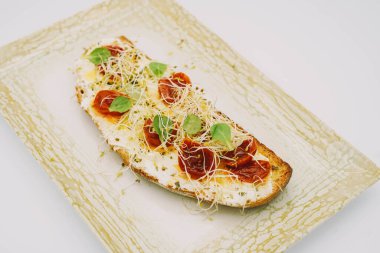 Zeytinyağı ve fesleğenli vişneli domates tostu