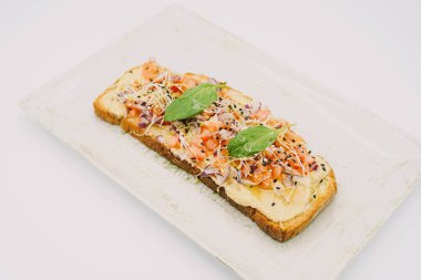 Domates tostu, soğan, fesleğen ve baharat..