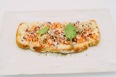 Domates tostu, soğan, fesleğen ve baharat..