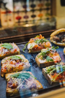 Domates tostu, soğan, fesleğen ve baharat..