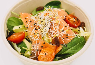 Füme somon salatası ve taze sebzeler.