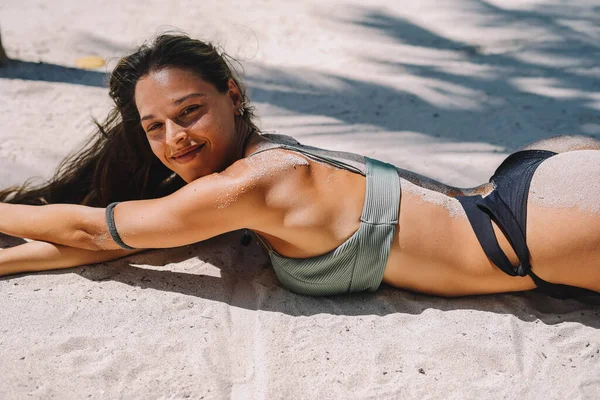 Modèle Féminin Posant Bikini Couché Sur Sable Une Plage Paradisiaque — Photo