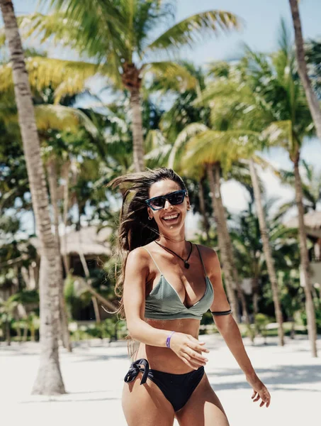 Női Modell Pózol Bikiniben Paradicsomi Strandon Pálmafákkal — Stock Fotó