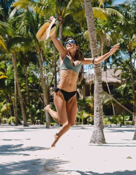 Modelo Femenina Posando Bikini Una Playa Paradisíaca Con Palmeras — Foto de Stock