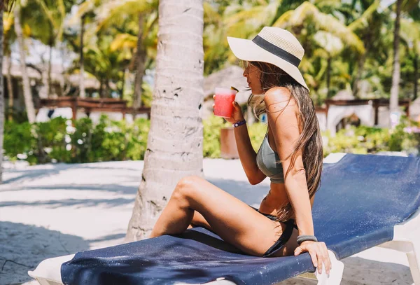 Mujer Posando Bikini Con Cóctel Una Playa Tropical — Foto de Stock