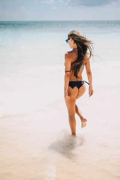 Frau Urlaub Erfrischt Sich Karibischem Strand — Stockfoto