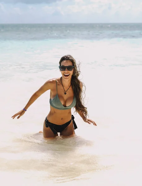 Жінка Відпустці Охолоджується Карибському Пляжі — стокове фото