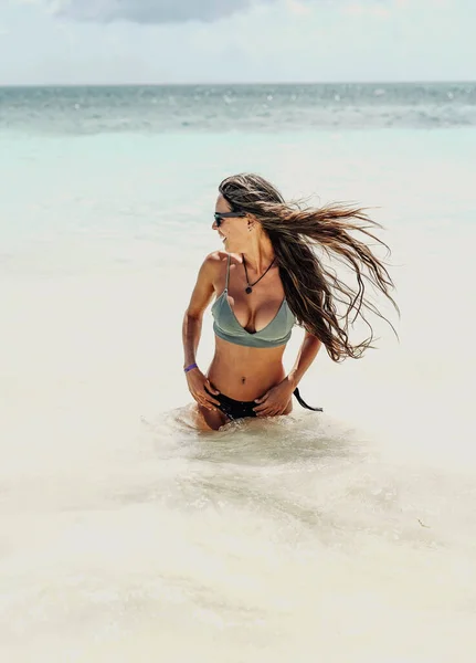 Frau Urlaub Erfrischt Sich Karibischem Strand — Stockfoto