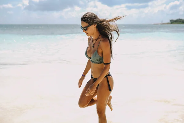 Mujer Vacaciones Refrescándose Una Playa Caribeña — Foto de Stock