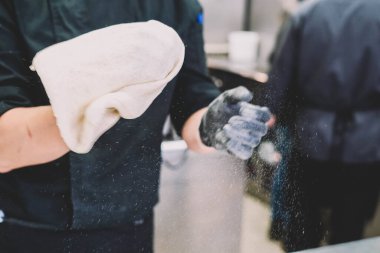 Bir uzman tarafından yapılan ev yapımı İtalyan usulü pizzanın hazırlanması