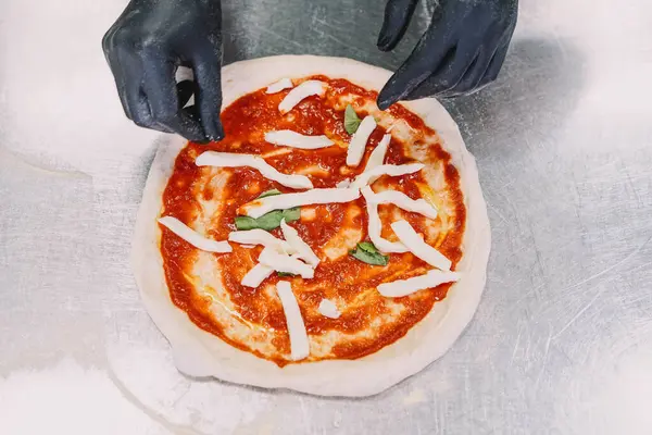 Preparation Homemade Italian Style Pizza Specialist — Stock Photo, Image