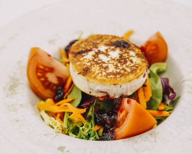 Keçi peynirli gurme salatası.