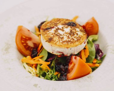 Keçi peynirli gurme salatası.