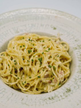 Alfredo soslu bir tabak taze makarna.