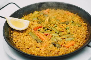 Tipik Valensiyalı paella, sarı pirinç ve deniz ürünleri.