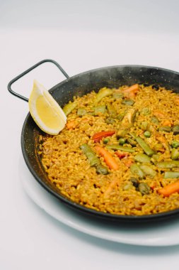 Tipik Valensiyalı paella, sarı pirinç ve deniz ürünleri.