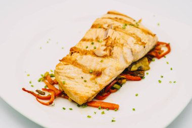 Teriyaki soslu sebzeli somon balığı.