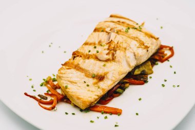 Teriyaki soslu sebzeli somon balığı.