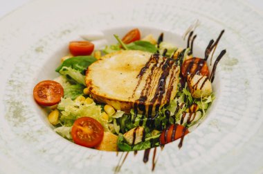 Keçi peynirli gurme salatası.